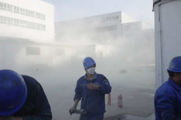 在人造濃煙中，員工全部安全撤離